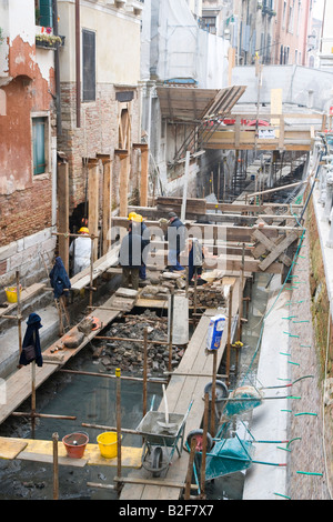 Las obras de reparación del canal para drenar los canales Venecia Italia Foto de stock