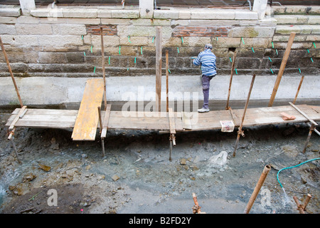 Las obras de reparación del canal para drenar los canales Venecia Italia Foto de stock