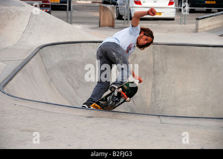 Israel Tel Aviv Yad Eliyahu Urban extreme sport Park Young Male realizando acrobacias con un monopatín Foto de stock