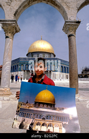 Un niño parado fuera de la cúpula de la Roca en Jerusalén Foto de stock