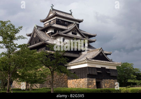 El castillo de Matsue en la prefectura de Shimane es uno de los pocos castillos feudales de madera originales que quedan en Japón
