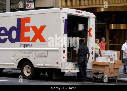 Un empleado de FedEx y su camión son vistos en el Garment District de Nueva York, el 11 de julio de 2008 Richard B Levine Foto de stock
