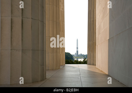 El edificio del Capitolio y el Monumento Washington enmarcado por las columnas del Lincoln Memorial en Washington DC, poco después del amanecer