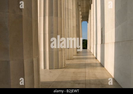 La luz del sol baña la fachada oriental del Lincoln Memorial en Washington DC, poco después del amanecer