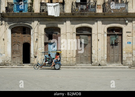 La vida en la calle, en La Habana Vieja, Cuba. Foto de stock