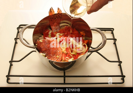 Preparación (Step.2), Eliche pasta con salsa de pescado de scorpion, Italia Foto de stock