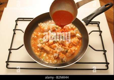 Preparación (Step.6), Eliche pasta con salsa de pescado de scorpion, Italia Foto de stock