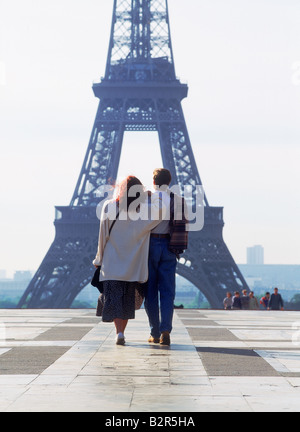 Pareja caminando hacia la Torre Eiffel en el Palais de Chaillot en Trocadero en París Foto de stock