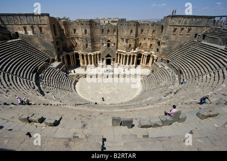 El antiguo teatro romano de Bosra en Siria Foto de stock