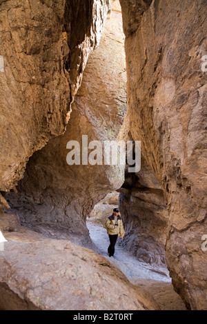 Hombre de pie en el Monumento Nacional Chiricahua Echo Canyon Arizona, EE.UU. Foto de stock