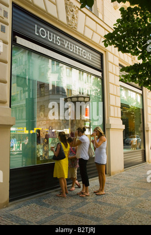 Louis Vuitton, tienda de moda en la calle Parizska compras, Casco Antiguo  de Praga, República Checa Fotografía de stock - Alamy