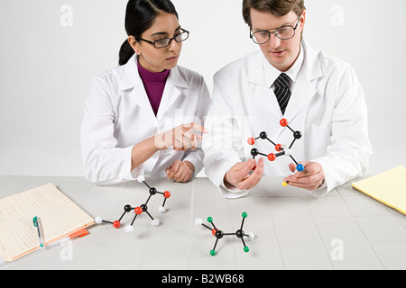 Los científicos con modelos moleculares