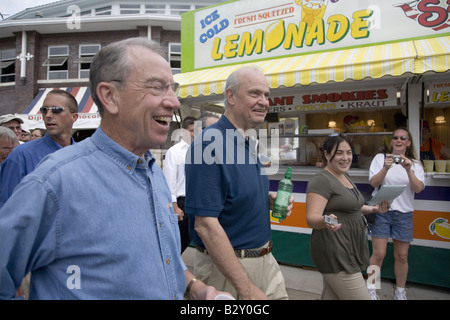 Fred Thompson y el senador estadounidense de Iowa, el republicano Chuck Grassley, en la Iowa State Fair Foto de stock