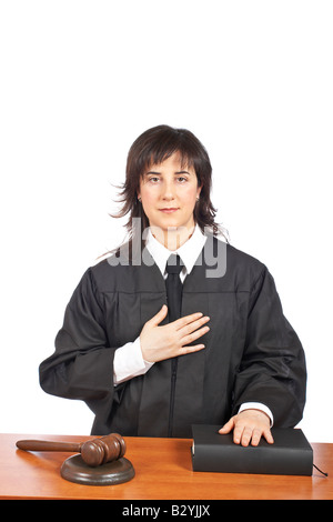 Una jueza de tomar juramento en una sala aislada sobre fondo blanco con escasa profundidad de campo Foto de stock