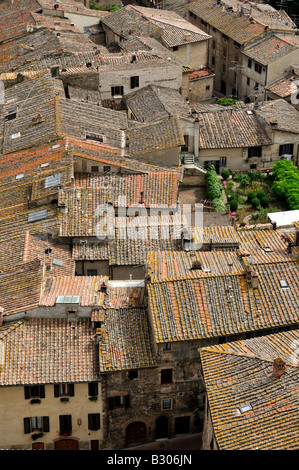 Una vista de los tejados sobre el pueblo medieval de San Gimignano Toscana Italia desde la Torre Grossa