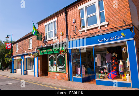 Hilera de tiendas en el pueblo de Edwinstowe Nottinghamshire Inglaterra UE incluyendo caridad Sue Ryder y fish & chips tienda shop Foto de stock