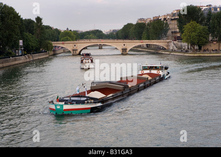 Francia, Paris, buque de carga en el río Sena en el centro de París. Foto de stock