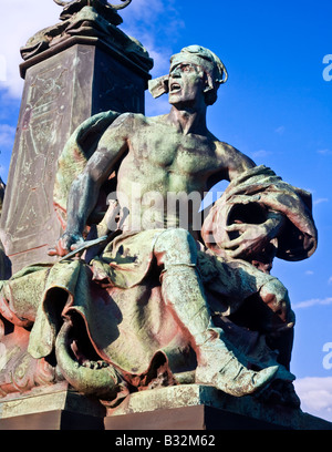 Pablo R Montford de escultura que representa la guerra en modo puente Kelvin, Glasgow, Escocia.