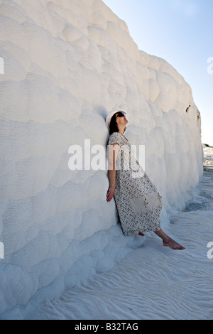 Mujer en terrazas de calcita Pamukalle Turquía Foto de stock