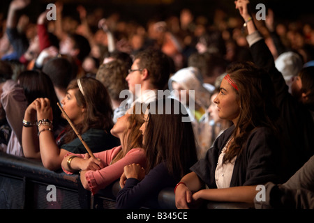Grupo de adolescentes mujeres jóvenes en la barrera en la primera fila de un concierto en Belfast Foto de stock