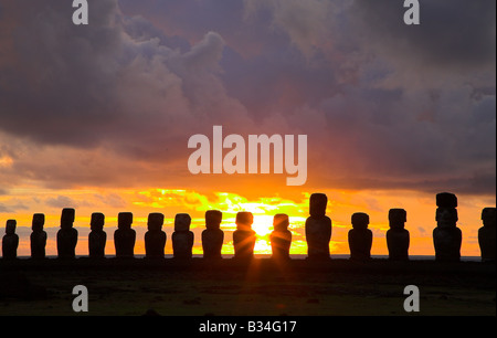 El Ahu Tongariki Imao estatuas, restaurado en 1992 al amanecer en la Isla de Pascua o Rapa Nui en Chile. Foto de stock