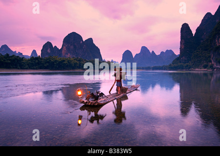 Cormorán pescador en el río Li Lijang Guilin Xingping provincia China de despacho modelo 701 Foto de stock