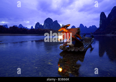 Cormorán pescador en el río Li Lijang Guilin Xingping provincia China de despacho modelo 701 Foto de stock