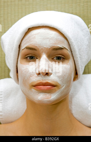 Frau mit einer Gesichtsmaske, mujer con máscara de belleza Foto de stock
