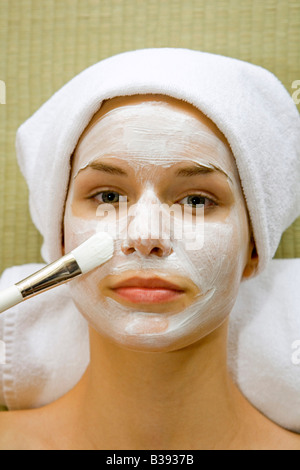 Frau mit einer Gesichtsmaske, mujer con máscara de belleza Foto de stock