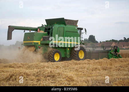 Cosechadora John Deere la cosecha de trigo de invierno en condiciones de mucho polvo.