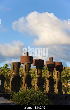 Chile, Rapa Nui, Isla de Pascua, la playa de Anakena, monolítico de piedra gigante estatuas moai de Ahu Nau Nau