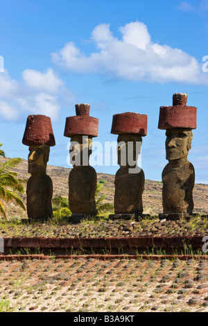 Chile, Rapa Nui, Isla de Pascua, la playa de Anakena, monolítico de piedra gigante estatuas moai de Ahu Nau Nau Foto de stock