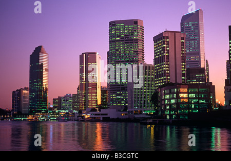 Brisbane, Queensland, Australia. Vista del distrito de negocios al anochecer. Brisbane es la capital del estado de Queensland y la tercera ciudad más grande de Australia.