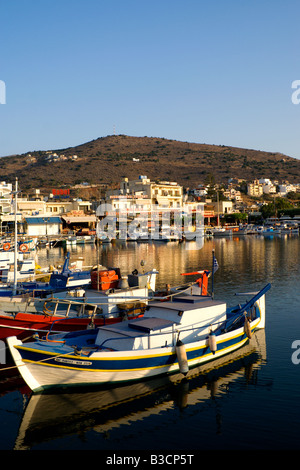 Barcos pesqueros amarrados en el puerto de Elounda aghios nicolaos lassithi Creta Grecia Foto de stock