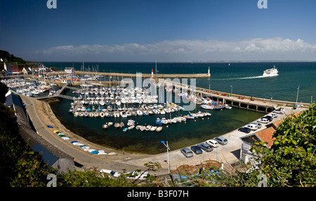 En la isla de Groix, una vista del puerto de estudio (Morbihan - Francia).Vue panoramique de Puerto Tudy (île de Groix - Francia). Foto de stock