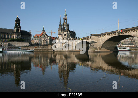 Horizonte de Dresden, Católica Hofkirche y Augustusbrucke reflejado en el río Elba Dresden Alemania Junio 2008