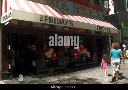 T G I Viernes s una franquicia controlada por Riese Restaurantes en la Quinta Avenida de Nueva York Foto de stock