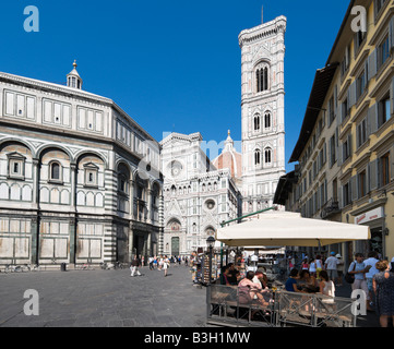 Café en la acera en la Piazza San Giovanni, en el frente de la Catedral, el Campanario de Giotto y el baptisterio de Florencia, Toscana, Italia Foto de stock