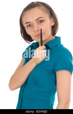 Mujer joven con una pluma en su mano Foto de stock