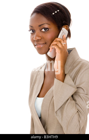 Una joven empresaria negro con un celular sobre fondo blanco. Foto de stock