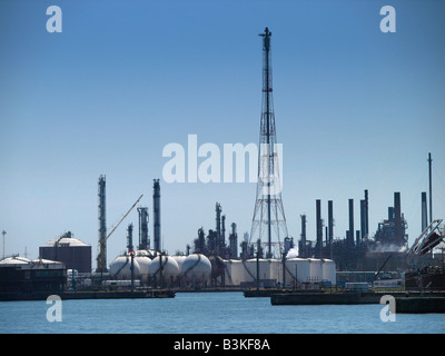 La empresa Total Oil instalaciones químicas y los depósitos de gas en el puerto de Amberes, Flandes, Bélgica Foto de stock