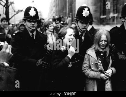 Malestar Beatles fans llorando porque Paul McCartney se casó son llevados por la policía de marzo de 1969