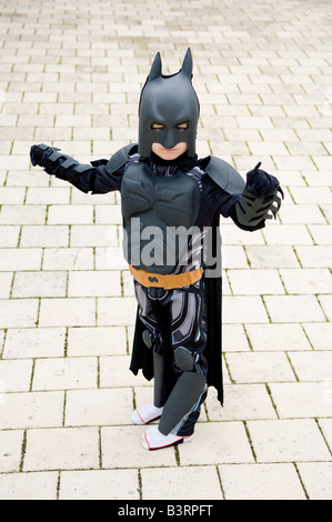 Niño de 3 años con máscara de Batman Fotografía de stock - Alamy