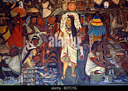 México, Ciudad de México. En el interior del Palacio Nacional, los murales pintados por Diego Rivera, México CityThe murales decoran la escalera y pisos medio del patio principal y representan la historia de México desde la vida de Tenochtitlan a través de la conquista española, la invasión, la independencia y, finalmente, la revolución. Foto de stock