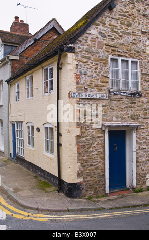 Puerta lateral de azul casita adosada en Ludlow Shropshire Inglaterra