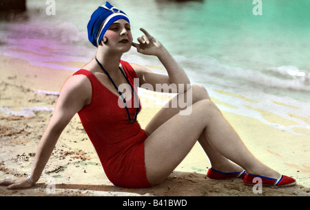 bañado, traje de baño, mujer joven, traje de baño, sentado en la playa, 1920s, tarjeta de color, rojo, traje de baño, moda, playa de arena, gorra de baño, ,