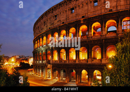Vista exterior del Coliseo en la noche Roma Italia Europa