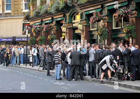 Ciudad de Londres Liverpool Street station trabajadores derramándose de railway tavern pub sobre el pavimento después de trabajar alrededor de las 6.00pm