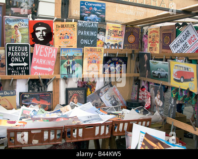 Reino Unido- un calado de recuerdos con imágenes del Che Guevara y Beatles en el mercado de Portobello y Notting Hill, Londres.Foto por Julio Etchart Foto de stock