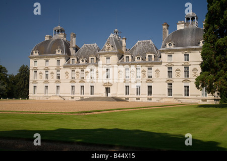 El simétrico, clásica fachada del siglo XVII, el castillo de Cheverny, Valle del Loira, Francia